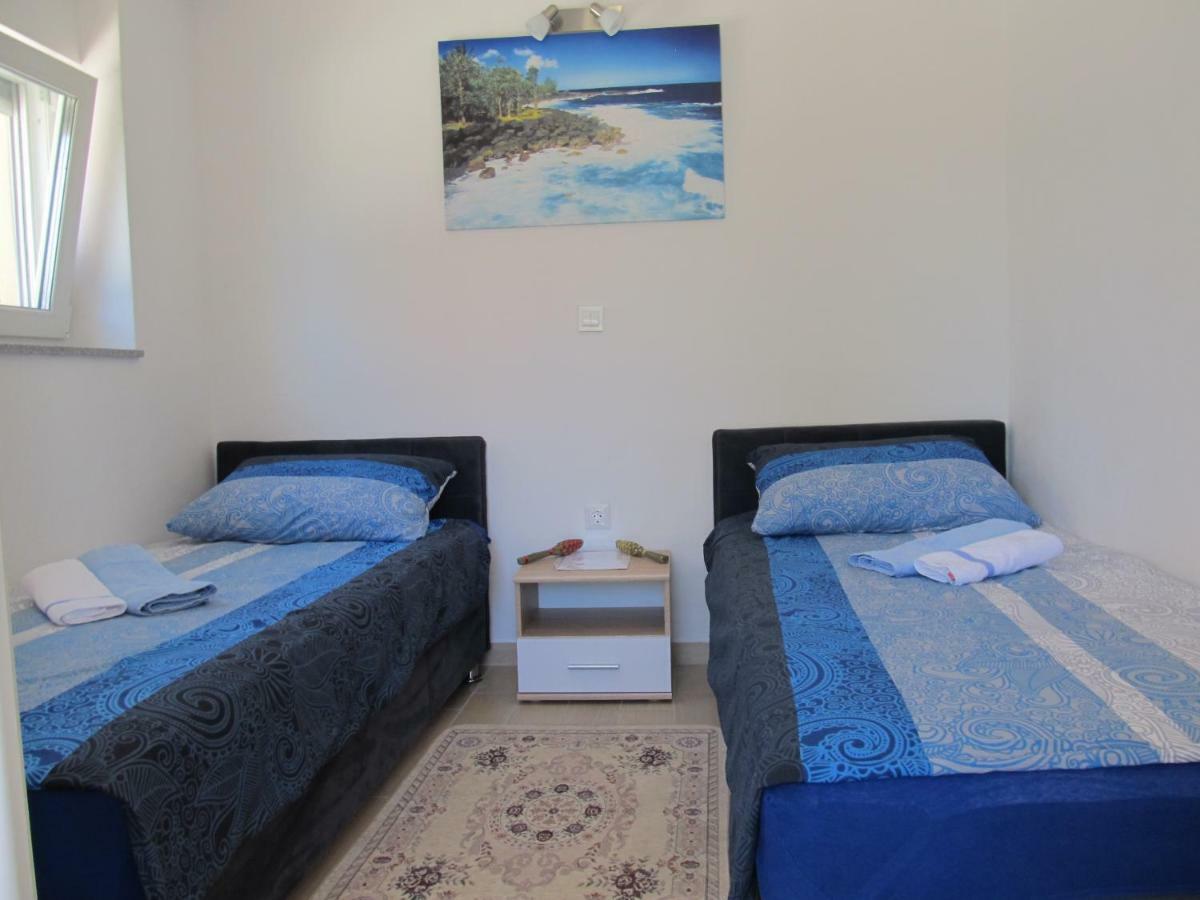 Mala Sirena Apartment Maslenica